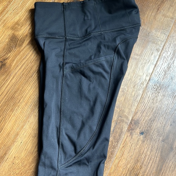 🍋Lulu🍋 black cropped leggings- sz 0 - Picture 2 of 2